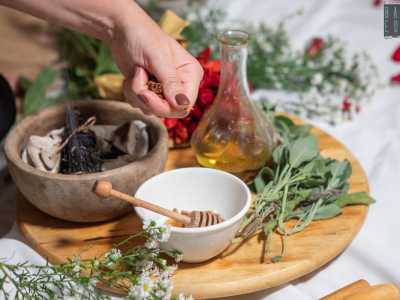 Prontamente l�esperta prepara tutto il necessario per il secondo rituale, quello del corpo. La vediamo posizionare su una tavolozza di legno una coppetta con miele e cannella, il mazzetto con le erbe che aveva fatto bruciare durante il primo massaggio e una boccetta con olio d�oliva